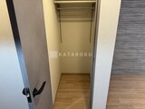 ブランシエスタ目黒中央町 ハンガーパイプ付きの奥行きのあるクローゼット