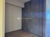 ブランシエスタ目黒中央町 深色のクローゼット扉が設置された落ち着いた印象の洋室