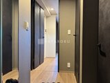 ブランシエスタ目黒中央町 複数のドアと落ち着いた色合いの壁で構成された廊下空間