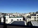 ブランシエスタ目黒中央町 屋上から望む都市風景と太陽光パネルの様子
