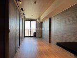 ブランシエスタ目黒中央町 モダンな内装の廊下から窓際まで伸びた開放的な通路
