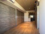 ブランシエスタ目黒中央町 木目調の壁とウッドフロアが調和した開放的なリビングダイニング