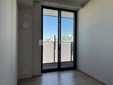 ブランシエスタ目黒中央町 開放的なバルコニーへ繋がるモダンな窓辺の空間
