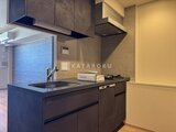 ブランシエスタ目黒中央町 黒を基調としたモダンなキッチンと明るい壁面が調和した調理空間