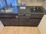 ブランシエスタ目黒中央町 モダンなシステムキッチンとガスコンロ