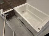 ブランシエスタ目黒中央町 白い浴槽と落ち着いた色合いのバスルーム空間