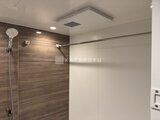ブランシエスタ目黒中央町 木目調パネルと清潔感のあるシャワーブースの浴室