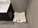 ブランシエスタ目黒中央町 洗濯機置き場とカウンター洗面台を備えたバスルーム