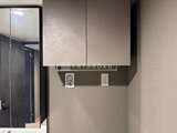 ブランシエスタ目黒中央町 洗面室上部の吊戸棚とコンセント付き壁面
