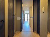 ブランシエスタ目黒中央町 落ち着いた色合いの壁と木目調フローリングが続く廊下空間
