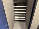 ブランシエスタ目黒中央町 白く統一された棚板が整然と並ぶ、すっきりとした壁面収納