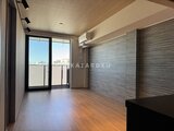 ブランシエスタ目黒中央町 開放的なバルコニーから都市景観を望むリビングダイニング