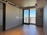 ブランシエスタ目黒中央町 開放的なバルコニーから都市風景を望むリビングダイニング