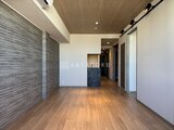 ブランシエスタ目黒中央町 モダンな質感の壁とウッド調床材が映えるリビングスペース