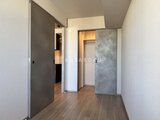 ブランシエスタ目黒中央町 廊下から見たクローゼットと洋室への動線