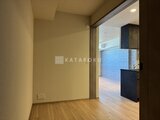 ブランシエスタ目黒中央町 開放的なキッチンへと繋がる洋室から見たモダンな空間