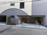 メゾンドタカヤ 外観と駐車場。