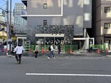 ラティエラ秋葉原 前面道路と外観。
