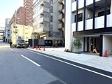 リビオメゾン西麻布 外観と前面道路。