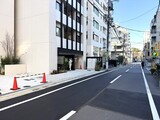 リビオメゾン西麻布 外観と前面道路。
