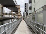 シーズンフラッツ両国サウス 建物裏側歩道。