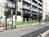  RJRプレシア蒲田 外観と前面道路写真。