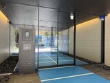 RJRプレシア蒲田 明るい照明で開放的なエントランスホールと大型ガラス扉の入口