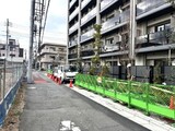  RJRプレシア蒲田 外観と前面道路写真。