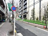  RJRプレシア蒲田 外観と前面道路写真。