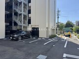 RJRプレシア蒲田 機械式駐車場と車が停まったゆとりのある駐車スペースの様子