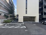 RJRプレシア蒲田 駐車場から見た建物エントランスとモダンな外観