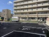 RJRプレシア蒲田 駐車場から見たマンション正面の外観と1階店舗の様子