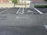 RJRプレシア蒲田 駐車場の様子、障害者用駐車スペースと複数の駐車区画