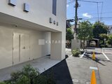 RJRプレシア蒲田 開放的な駐車スペースと建物エントランスの様子