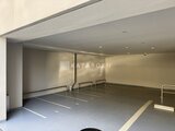 RJRプレシア蒲田 機械的な照明と白いラインマークが整然と配置された駐車場空間