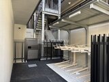 RJRプレシア蒲田 自動ラック式駐輪場と階段、洗練された共用部の様子