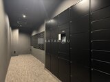 RJRプレシア蒲田 モダンな黒を基調とした宅配ボックス完備の共用廊下