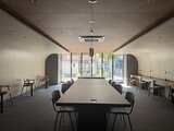 RJRプレシア蒲田 大きな窓から自然光が入る、開放的な共用会議室の様子