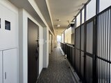RJRプレシア蒲田 各住戸のドアが並ぶ共有廊下と開放的なバルコニー