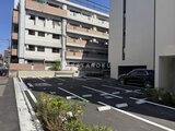 RJRプレシア蒲田 機械式駐車場を備えた落ち着いた印象の駐車場エリア