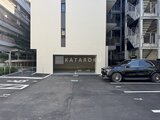 RJRプレシア蒲田 白を基調とした建物に隣接する、ゆとりのある駐車場の様子