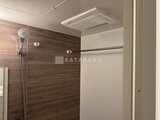 RJRプレシア蒲田 木目調の壁面と天井浴室乾燥機のあるシャワールーム