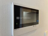 RJRプレシア蒲田 モダンな壁面に設置されたインターフォン