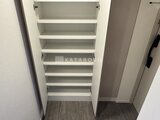 RJRプレシア蒲田 開放的な玄関スペースの壁面収納棚