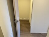 RJRプレシア蒲田 明るい黄色壁のコンパクトな廊下とフローリング