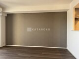 RJRプレシア蒲田 アクセントウォール付きの落ち着いた雰囲気のリビングスペース