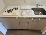 RJRプレシア蒲田 ガスコンロと流し台を備えたコンパクトなキッチン