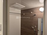 RJRプレシア蒲田 木目調パネル張りの洗練されたシャワーブース付き浴室
