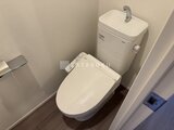 RJRプレシア蒲田 温水洗浄便座付きトイレと手洗いタンクがある清潔なトイレ空間