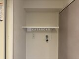 RJRプレシア蒲田 洗面スペースに設置された棚とコンセント